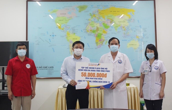Tổng Công ty cổ phần Bảo hiểm Petrolimex hỗ trợ Bệnh viện Đa khoa tỉnh 50 triệu đồng để phòng, chống dịch